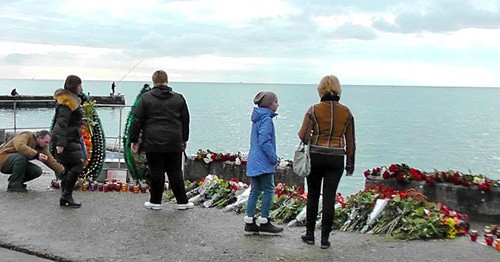 Возложение цветов в память по погибшим в результате крушения самолета Ту-154. 26 декабря 2016 г. Фото Анны Грицевич для "Кавказского узла"