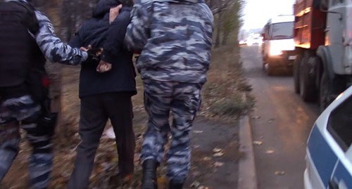 Сотрудники силовых структур ведут задержанного человека. Фото: пресс-служба Национального антитеррористического комитета http://nac.gov.ru/