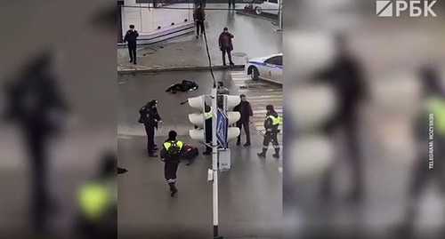 На месте взрыва в Грозном. Стоп-кадр видео https://www.rbc.ru/politics/28/12/2020/5fe9e2e29a7947713ca755ad