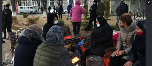 Круглосуточная акция протеста, организованная родственниками Инала Джабиева на центральной площади Цхинвала. Декабрь 2020 г. Скриншот https://www.ekhokavkaza.com/a/30989983.html