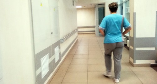 Медработник в коридоре больницы. Фото Нины Тумановой для "Кавказского узла"