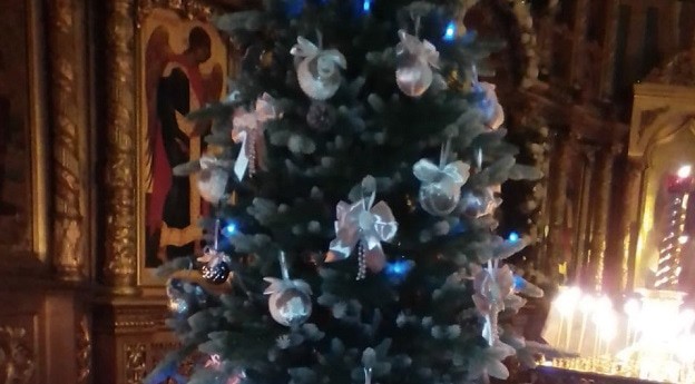 Рождественская ель в храме Михаила Архангела в Сочи, 7 января 2021 года. Фото Светланы Кравченко для "Кавказского узла".