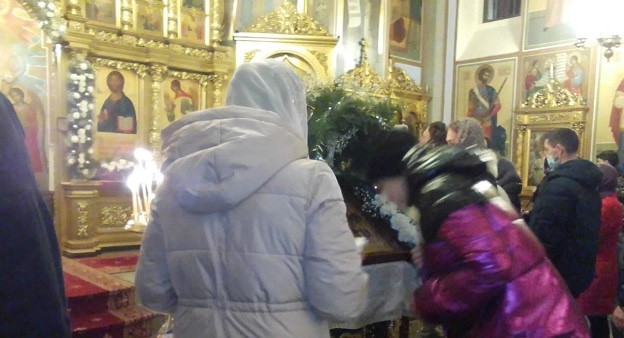 Верующие в храме Михаила Архангела в Сочи, 7 января 2021 года. Фото Светланы Кравченко для "Кавказского узла".