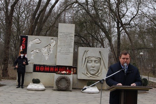 Глава Кизляра на траурном мероприятии в честь 25-летия со дня теракта. Фото с сайта мэрии Кизляра https://mo-kizlyar.ru/
