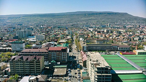 Вид на Махачкалу и гору Тарки-Тау. Фото Suleymannabiev https://ru.wikipedia.org/