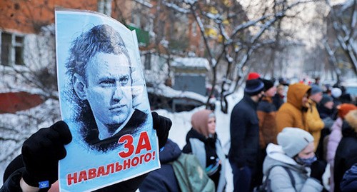 Мужчина держит плакат с надписью "За Навального!" люди возле отделения милиции, где содержится лидер российской оппозиции Алексей Навальный. Москва, 18 января 2021 г. Фото: REUTERS / Максим Шеметов