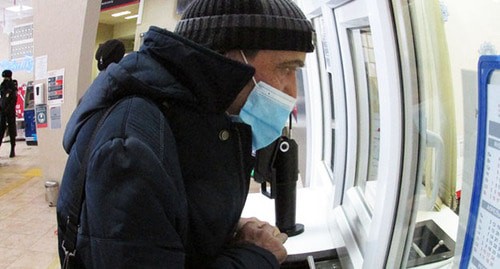 Бо Салаев берет билет в кассе. Фото Вячеслава Ященко для "Кавказского узла"