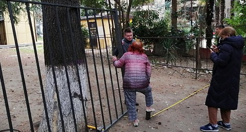 Жители обнаружили возведенный ночью железный забор. Фото Светланы Кравченко для "Кавказского узла"
