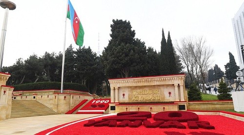 Аллея шехидов в Баку, украшенная цветами к годовщине 20 января. Фото: пресс-служба президента Азербайджана. 