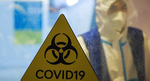 Предупреждающий надпись "COVID-19". Фото: REUTERS/Maxim Shemetov