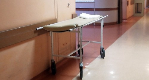 Каталка в больничном коридоре. Фото Нины Тумановой для "Кавказского узла"