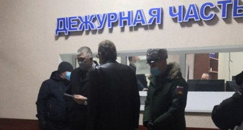 Евгений Кочегин подписывает предостережение в отделе полиции №4. Фото Федора Куницкого