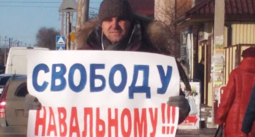 Михаил Шевченко вышел сегодня на одиночный пикет в центр города с плакатом: "Свободу Навальному". 23 января 2021 года. Скриншот https://www.facebook.com/photo?fbid=3598430043567452&set=a.249837668426723