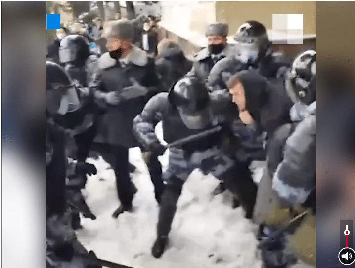 Задержание протестующего в Волгограде. 23 января 2021 года. Стоп-кадр видео. V1https://v1.ru/text/gorod/2021/01/23/69719996/