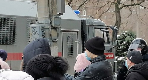 Участники акции протеста возле автозака. Волгоград, 23 января 2021 года. Фото Татьяны Филимоновой для "Кавказского узла"