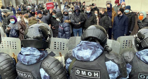 ОМОН преграждает дорогу протестующим в Волгограде. 23 января 2021 года. Фото: Алексей Волхонский, V1