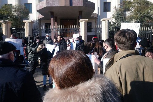 Акция протеста перед зданием секции российских интересов посольства Швейцарии в Тбилиси 23 января 2021 года, фото Беслана Кмузова