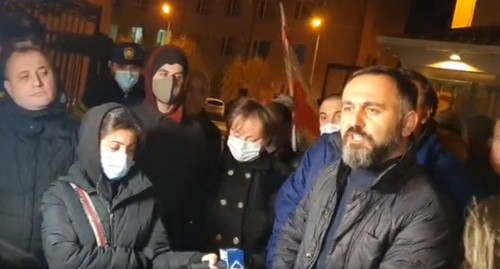 Участники акции протеста в Батуми. Стопкадр видео https://www.facebook.com/watch/live/?v=430341068170529&ref=watch_permalink