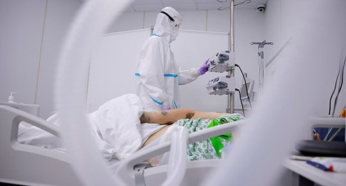Медицинский работник возле пациента. Фото: REUTERS/Maxim Shemetov