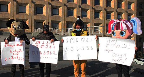 Участники акции протеста с плакатами с требованием упразднения введенных ограничений. Тбилиси, 26 января 2021 г. Фото Инны Кукуджановой для "Кавказского узла"