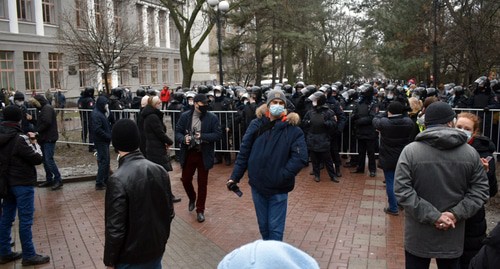 Полиция перегородила улицу перед участниками акции. Фото Константина Волгина для "Кавказского узла"