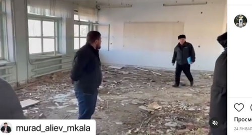 Первый замминистра строительства Дагестана Мурад Алиев (в центре) в здании хасавюртовской школы № 14. Скриншот публикации на странице школы в Instagram https://www.instagram.com/p/CKbm--4qgYR/