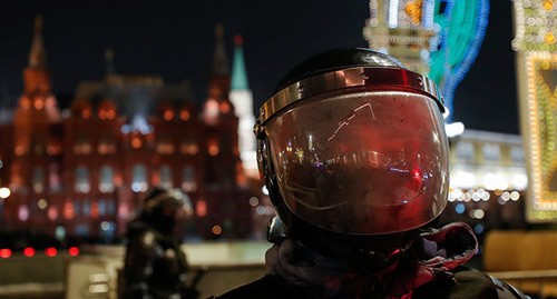 Сотрудник полиции на фоне Кремля. Москва, 2 февраля 2021 г. Фото: REUTERS/Evgenia Novozhenina