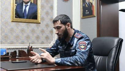 Глава ОВД по Гудермесскому району проводит беседу с тремя жителями Чечни. Стоп-кадр видео https://www.instagram.com/p/CLRRpZWqi35/