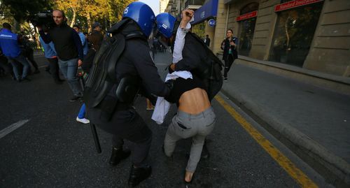 Сотрудники полиции задерживают активиста во время акции протеста. Баку. Фото Азиза Каримова для "Кавказского узла"