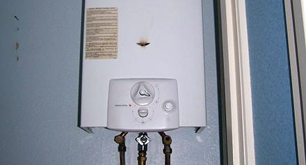 Проточный газовый водонагреватель. Фото https://wikipedia.tel/Газовый_водонагреватель