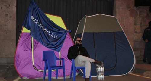 Палатки у одного из служебных въездов в парламент Армении. Фото Тиграна Петросяна для "Кавказского узла"