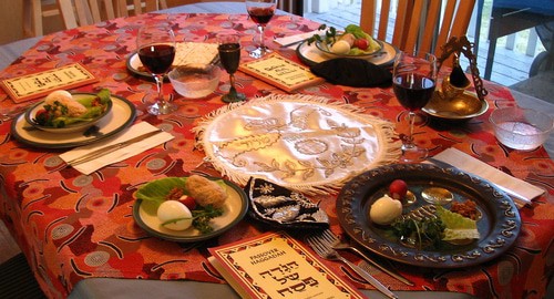 Праздничный стол, приготовленный для пасхального седера. Фото https://ru.wikipedia.org/wiki/Песах#/media/Файл:A_Seder_table_setting.jpg
