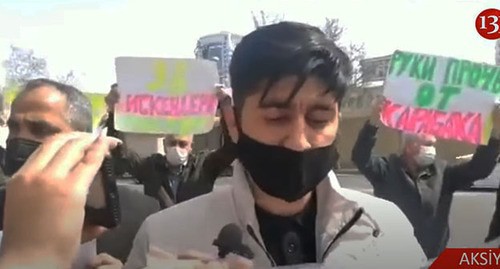 Участники акции протеста перед посольством России в Баку. Скриншот видео Kanal13 https://www.youtube.com/watch?v=ZV2SSG993JE