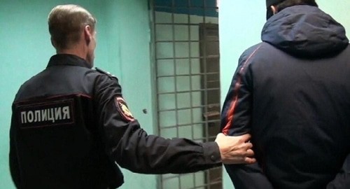 Полицейский и задержанный. Фото: Елена Синеок, "Юга.ру"