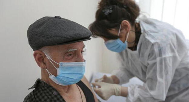 Пожилой мужчина получает дозу вакцины Pfizer-BioNTech против коронавирусной болезни (COVID-19) в больнице в Тбилиси, Грузия, 30 марта 2021 года. Фото: REUTERS / Ираклий Геденидзе
