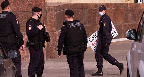 Сотрудники полиции во время акции протеста у здания министерства иностранных дел России. 15 апреля 2021 г. Фото предоставлено участником акции Давидом Тонояном
