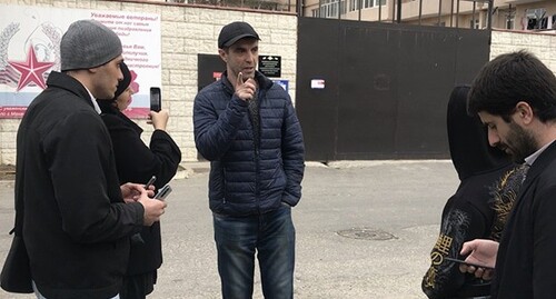 Мурад Манапов и  пришедшие его встречать журналисты и активисты. 14 апреля 2021 г. Фото Патимат Махмудовой для "Кавказского узла"