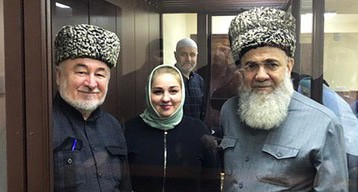 Малсаг Ужахов, Зарифа Саутиева и Ахмед Барахоев (слева направо)перед судебным заседанием. Март 2021 г. Фото Багаудина Мякиева