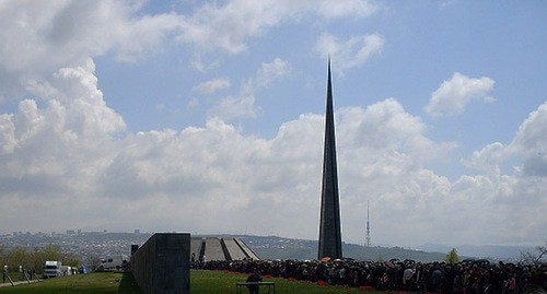 Традиционное шествие к мемориальному комплексу Геноцида армян в Ереване 24 апреля 2009 г. Фото: Hayordi https://ru.wikipedia.org/