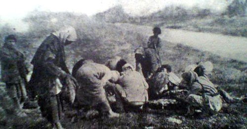 Армяне-беженцы у тела мёртвой лошади в Дейр-эз-Зорском концентрационном лагере. 