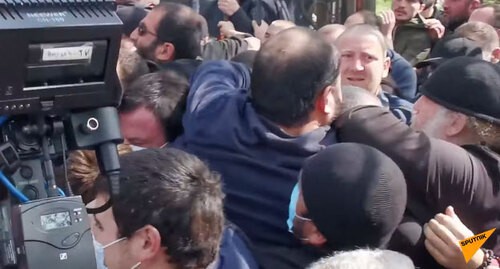Участники инцидента в селе Салхино. Кадр видео "Sputnik Грузия" https://www.youtube.com/watch?v=kpLiNmp41_g