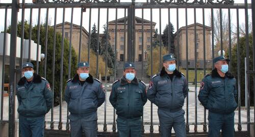 Полиция у ворот парламента на проспекте Баграмяна. Ереван, март 2021 г. Фото Тиграна Петросяна для "Кавказского узла"