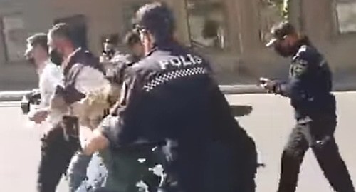 Полиция задерживает студентов в Баку 3 мая 2021 года. Стоп-кадр видео https://www.facebook.com/watch/?v=220570712741301