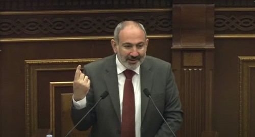Никол Пашинян в парламенте. Скриншот видео с прямой трансляции на  YouTube-канале парламента Армении от 10.05.2021., https://www.youtube.com/watch?v=ti_tnurT6wA.