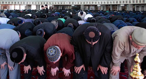 Верующие во время молитвы. Абстрактная иллюстрация. Фото: Муса Садулаев, ЮГА.ру