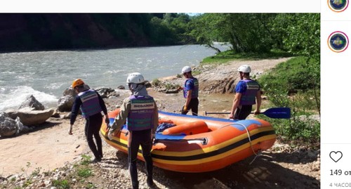 Спасатели во время поисков туристов, унесенных  течением реки Белой. Скриншот сообщения https://www.instagram.com/p/CO1-nzoLxo-/