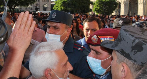Участники акции протеста и сотрудники полиции в Ереване. Фото Тиграна Петросяна для "Кавказского узла"