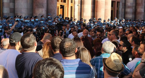 Участники акции протеста и сотрудники полиции в Ереване. Фото Тиграна Петросяна для "Кавказского узла"