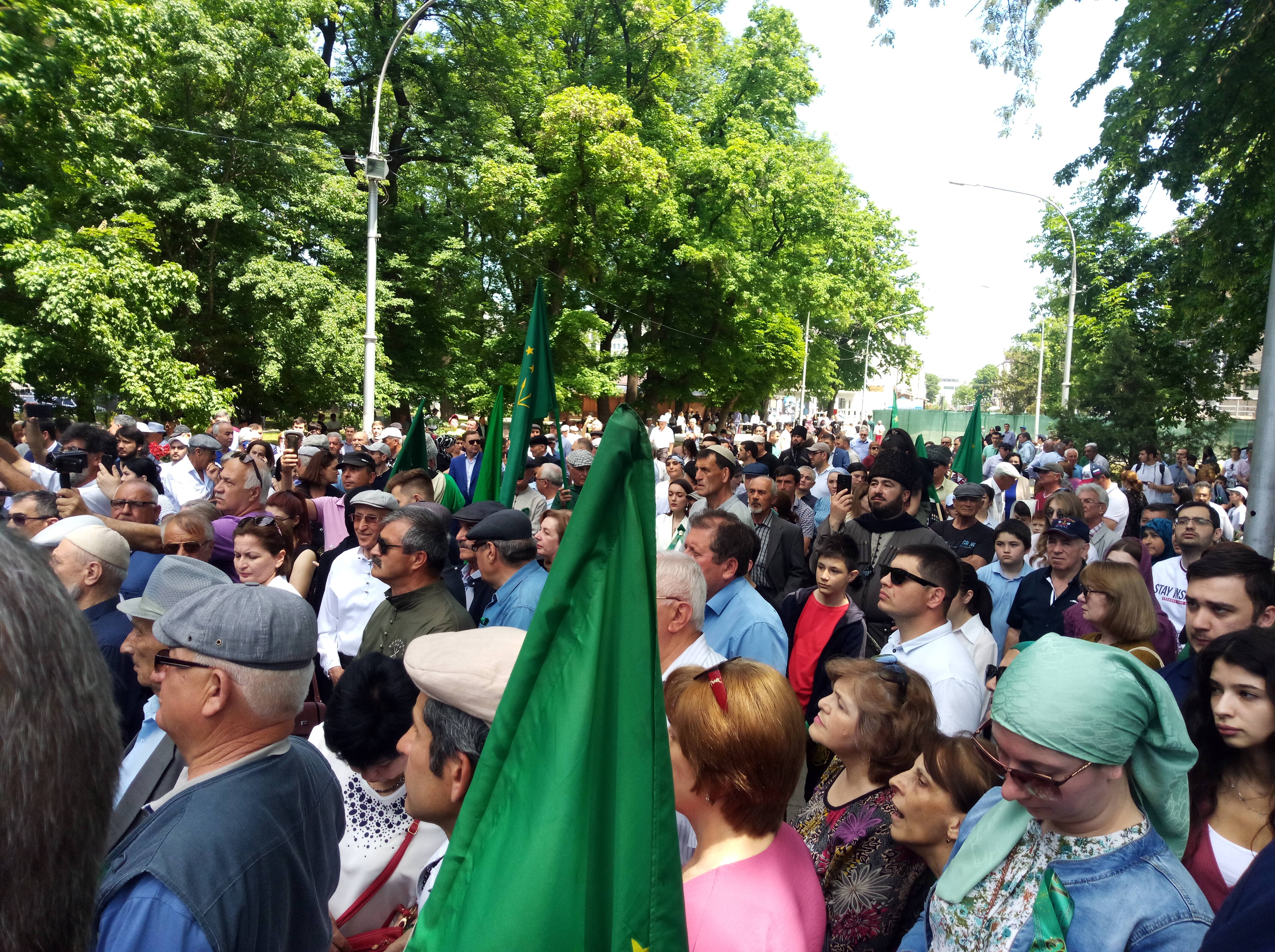 Участники акции у памятника "Древо жизни", 21 мая 2021 года. Фото Людмилы Маратовой для "Кавказского узла".