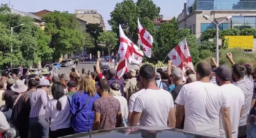 Участники акции протеста в Тбилиси против строительства Намахванской ГЭС 24 мая 2021 года. Кадр видео 
Sputnik Georgia - все о Грузии https://www.youtube.com/watch?v=3MPPe6Fn2V0